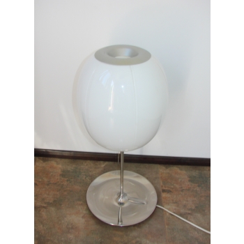 Biała lampa z mlecznym kloszem